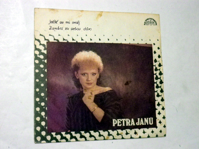 Petra janů JEŠTĚ SE MI SMĚJ / ZAMKNI ZA SEBOU DŮM SP