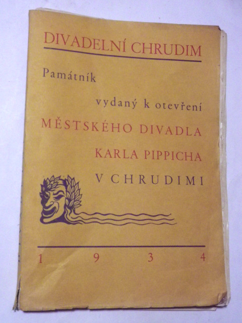 PAMÁTNÍK VYDANÝ K OTEVŘENÍ MĚSTSKÉHO DIVADLA KARLA PIPPICHA V CHRUDIMI