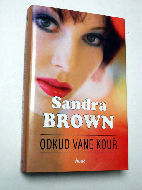 Sandra Brown ODKUD VANE KOUŘ